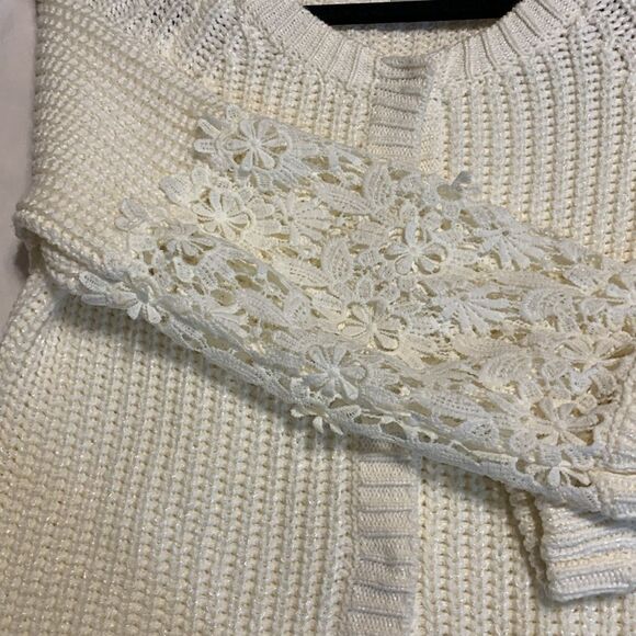 Lauren Conrad Size Medium dressy ivory snap front closure with lace sleeves - Picture 4 of 9